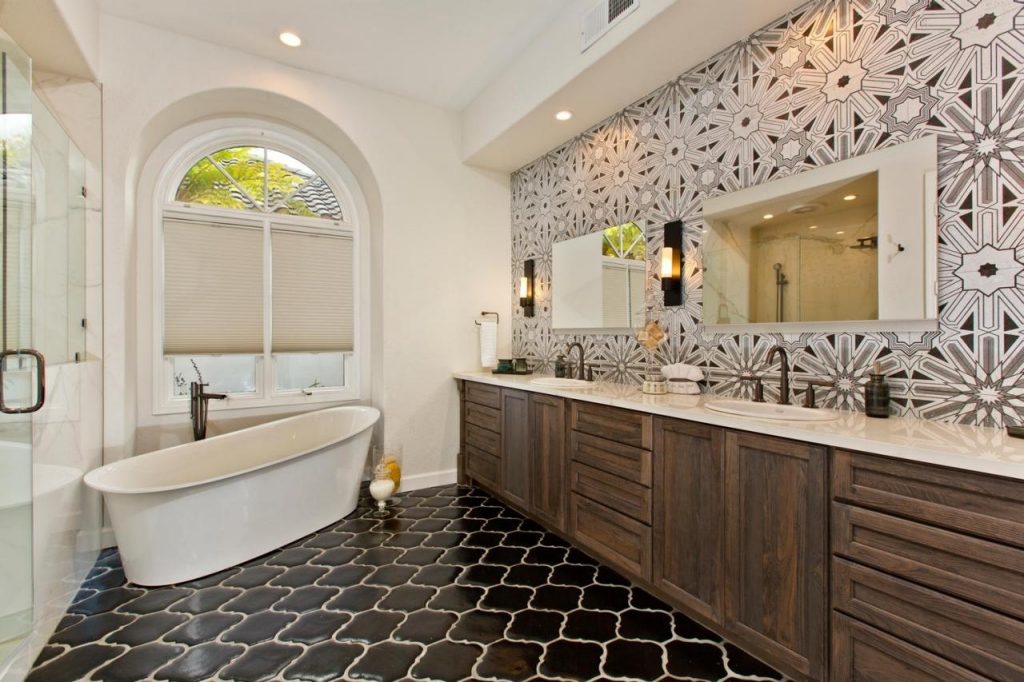 Gallery Elite bath solution Woodstock